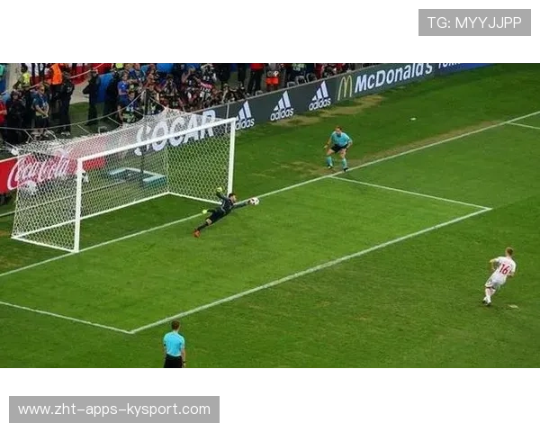 辽宁铁人门将扑救反应快，单刀处理干净利落